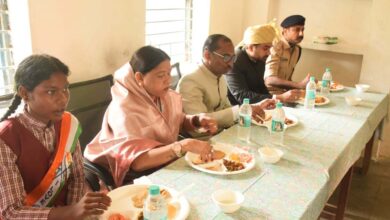 सिंगरौली में स्वतंत्रता दिवस पर बच्चों संग बैठीं राज्यमंत्री राधा सिंह, विशेष मध्यान्ह भोज का आयोजन सिंगरौली में स्वतंत्रता दिवस पर बच्चों संग बैठीं राज्यमंत्री राधा सिंह, विशेष मध्यान्ह भोज का आयोजन