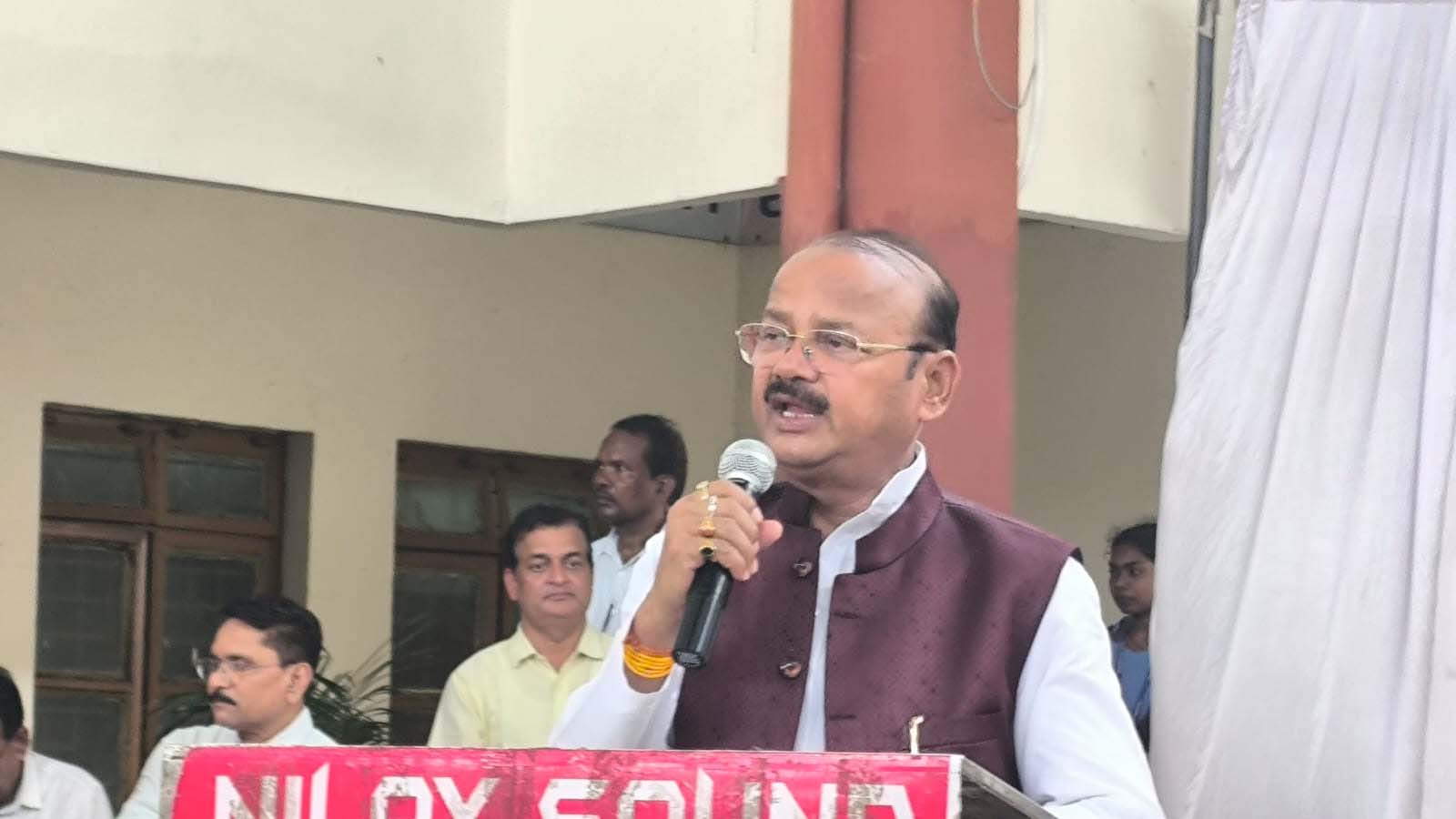 सभी वर्गों के कल्याण के लिए कार्य कर रही है सरकार- राज्य मंत्री दिलीप जायसवाल सभी वर्गों के कल्याण के लिए कार्य कर रही है सरकार- राज्य मंत्री दिलीप जायसवाल