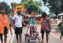 हापुड़ में अनोखी श्रद्धा, 95 वर्षीय दादी को 25 पोतों ने पालकी से कराई कांवड़ यात्रा
