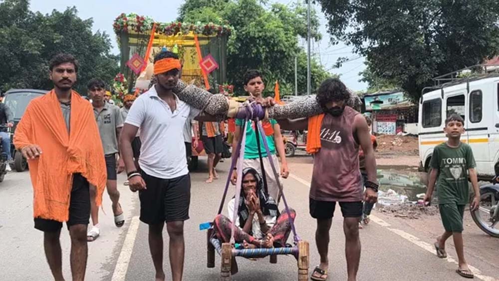 हापुड़ में अनोखी श्रद्धा, 95 वर्षीय दादी को 25 पोतों ने पालकी से कराई कांवड़ यात्रा हापुड़ में अनोखी श्रद्धा, 95 वर्षीय दादी को 25 पोतों ने पालकी से कराई कांवड़ यात्रा