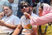 पेलेट गन मामले में राहुल गांधी का धरना, FIR की मांग पर दिल्ली पुलिस से भिड़े