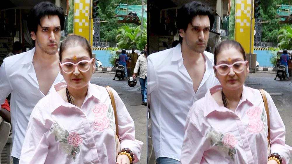फैमिली कोर्ट के बाहर दिखीं सुनीता आहूजा, बेटे यश ने संभाला; तलाक की अटकलें तेज
