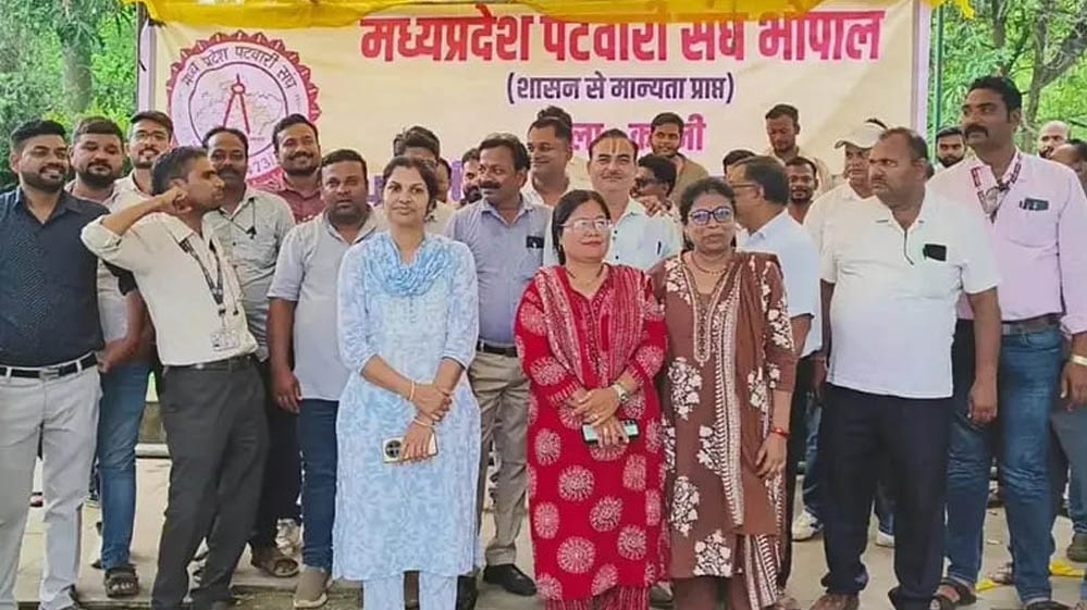 मांगों पर अड़े पटवारी: सरकार के खिलाफ पटवारियों का मोर्चा, सात सूत्रीय मांगों पर आर-पार की लड़ाई मांगों पर अड़े पटवारी: सरकार के खिलाफ पटवारियों का मोर्चा, सात सूत्रीय मांगों पर आर-पार की लड़ाई