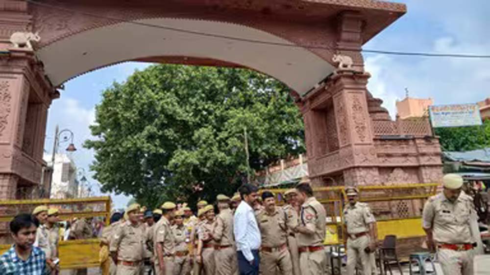 मथुरा में श्रीकृष्ण जन्मस्थान पर कारसेवा टली, कांवड़ यात्रा के चलते संतों ने लिया फैसला मथुरा में श्रीकृष्ण जन्मस्थान पर कारसेवा टली, कांवड़ यात्रा के चलते संतों ने लिया फैसला