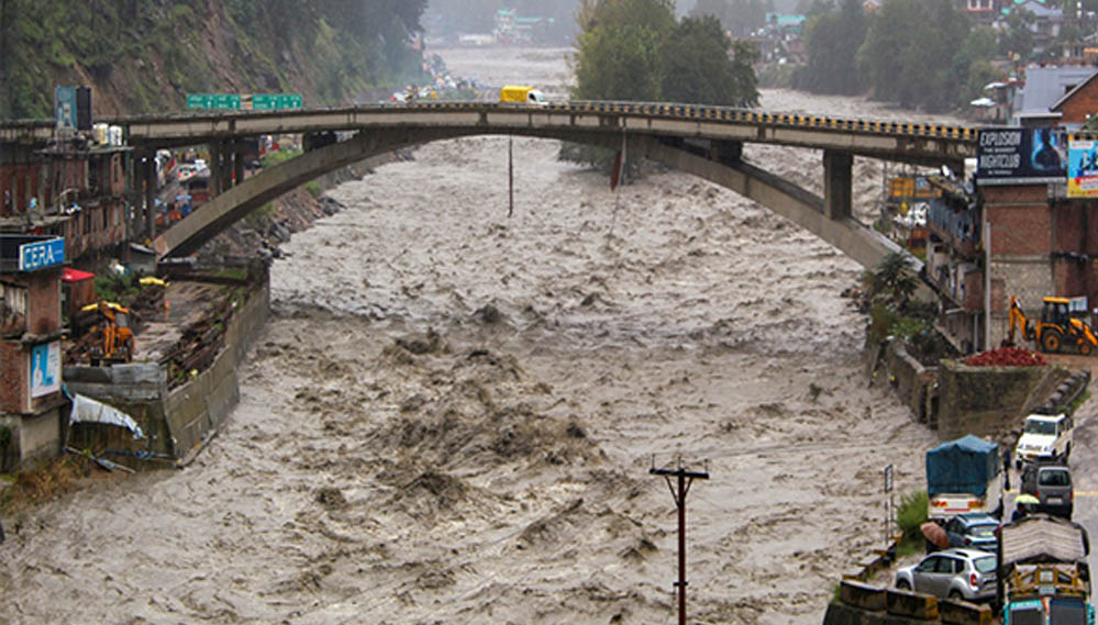 हिमाचल में बारिश का कहर, 145 सड़कें बंद और 224 ट्रांसफार्मर ठप; अगले 48 घंटे भारी पड़ सकते हैं