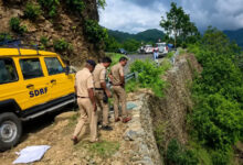 देवप्रयाग-पौड़ी रोड पर भीषण हादसा, 250 फीट गहरी खाई में गिरी बोलेरो; एक ही परिवार के 5 लोगों की मौत