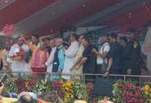 मेरठ में योगी ने कांवड़ियों पर की पुष्पवर्षा, ड्रोन उड़ाता युवक पकड़ा
