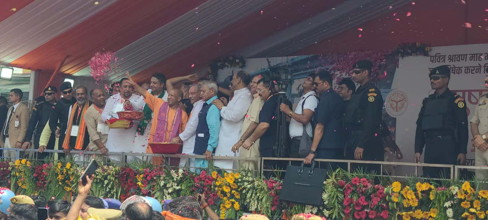 मेरठ में योगी ने कांवड़ियों पर की पुष्पवर्षा, ड्रोन उड़ाता युवक पकड़ा मेरठ में योगी ने कांवड़ियों पर की पुष्पवर्षा, ड्रोन उड़ाता युवक पकड़ा