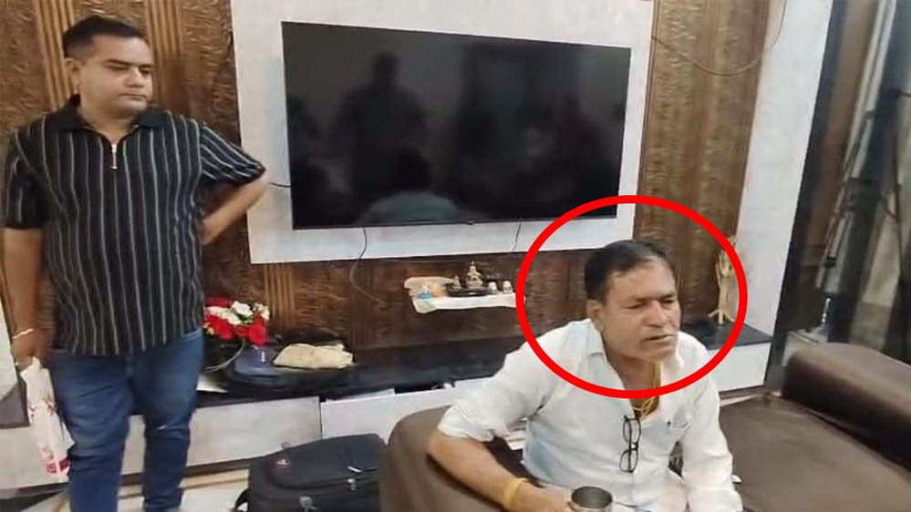 जबलपुर में लोकायुक्त का बड़ा छापा, ग्रामीण विकास बैंक के बाबू की 6 करोड़ से ज्यादा की काली कमाई का खुलासा जबलपुर में लोकायुक्त का बड़ा छापा, ग्रामीण विकास बैंक के बाबू की 6 करोड़ से ज्यादा की काली कमाई का खुलासा