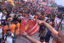 भोलेनाथ के भक्तों पर सीएम योगी ने की श्रद्धा की पुष्पवर्षा