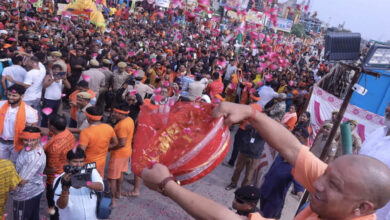भोलेनाथ के भक्तों पर सीएम योगी ने की श्रद्धा की पुष्पवर्षा