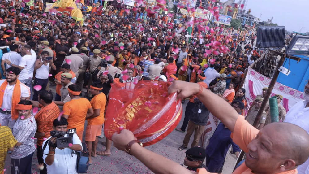 भोलेनाथ के भक्तों पर सीएम योगी ने की श्रद्धा की पुष्पवर्षा भोलेनाथ के भक्तों पर सीएम योगी ने की श्रद्धा की पुष्पवर्षा