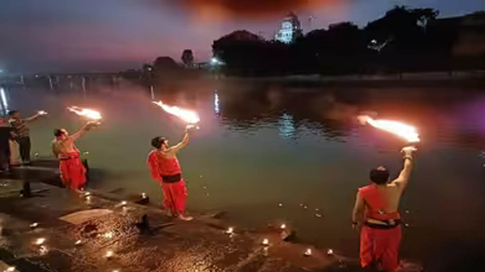 उज्जैन के रामघाट पर शिप्रा आरती को लेकर बवाल: पुरोहितों को हटाया गया, महाकाल समिति के बटुकों ने संभाली कमान उज्जैन के रामघाट पर शिप्रा आरती को लेकर बवाल: पुरोहितों को हटाया गया, महाकाल समिति के बटुकों ने संभाली कमान