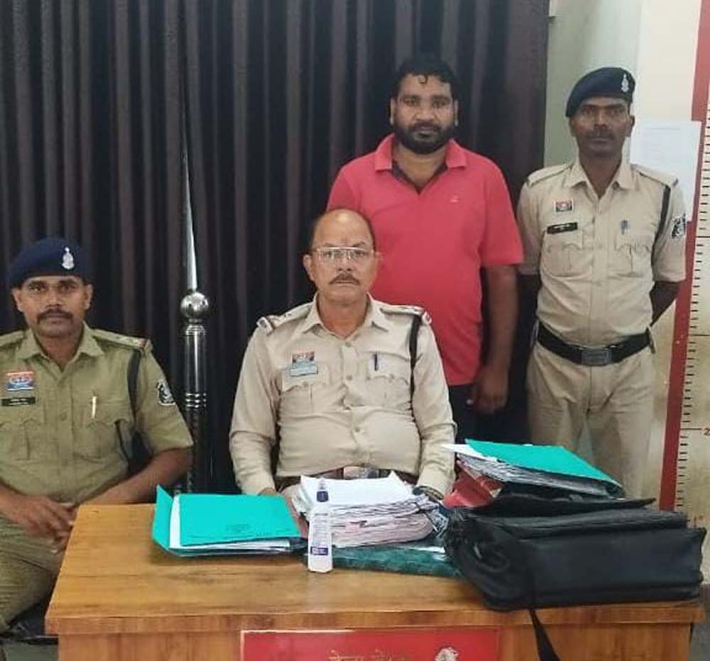 जिला बदर के बाद भी जांजगीर में छिपा बदमाश गिरफ्तार, केस दर्ज जिला बदर के बाद भी जांजगीर में छिपा बदमाश गिरफ्तार, केस दर्ज