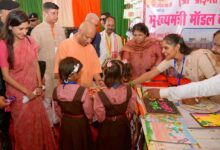 स्कूली बच्चियों ने मुख्यमंत्री को बांधी राखी, सीएम ने दिया उज्जवल भविष्य का आशीर्वाद
