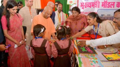 स्कूली बच्चियों ने मुख्यमंत्री को बांधी राखी, सीएम ने दिया उज्जवल भविष्य का आशीर्वाद