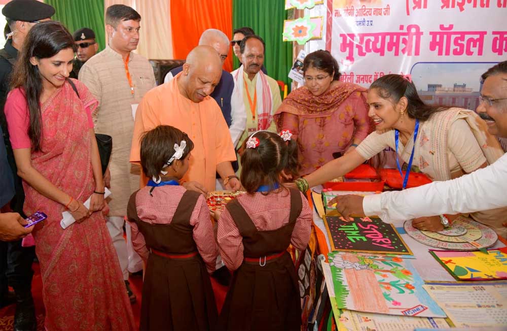 स्कूली बच्चियों ने मुख्यमंत्री को बांधी राखी, सीएम ने दिया उज्जवल भविष्य का आशीर्वाद