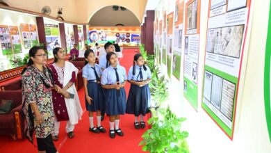 विद्यार्थियों ने देखी स्वतंत्रता संग्राम सेनानियों और ‘वंदे मातरम्’ पर आधारित छायाचित्र प्रदर्शनी