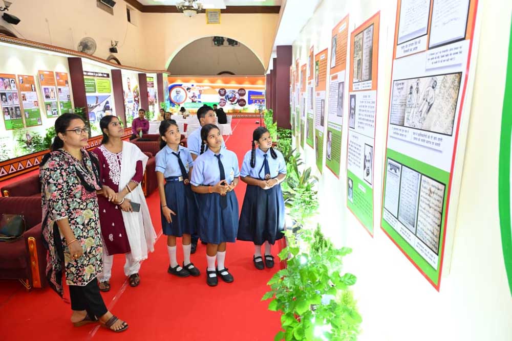 विद्यार्थियों ने देखी स्वतंत्रता संग्राम सेनानियों और ‘वंदे मातरम्’ पर आधारित छायाचित्र प्रदर्शनी विद्यार्थियों ने देखी स्वतंत्रता संग्राम सेनानियों और ‘वंदे मातरम्’ पर आधारित छायाचित्र प्रदर्शनी