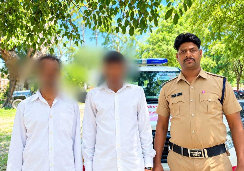 छतरपुर के डायल-112 हीरोज मानसिक रूप से अस्वस्थ युवक को खोजकर सुरक्षित परिजनों से मिलाया छतरपुर के डायल-112 हीरोज मानसिक रूप से अस्वस्थ युवक को खोजकर सुरक्षित परिजनों से मिलाया