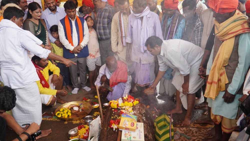 बस्तर दशहरा की पहली रस्म ‘पाट जात्रा’ संपन्न, शुरू हुआ ऐतिहासिक पर्व का आगाज बस्तर दशहरा की पहली रस्म ‘पाट जात्रा’ संपन्न, शुरू हुआ ऐतिहासिक पर्व का आगाज