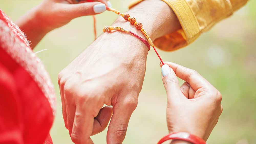 बंदूक छोड़ राखी बना रहीं नक्सली बहनें, बदल रही जिंदगी की राह