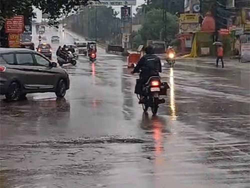 CG में झमाझम बारिश से तरबतर रायपुर-मुंगेली, उत्तर छत्तीसगढ़ में 24 घंटे भारी बारिश का अलर्ट CG में झमाझम बारिश से तरबतर रायपुर-मुंगेली, उत्तर छत्तीसगढ़ में 24 घंटे भारी बारिश का अलर्ट