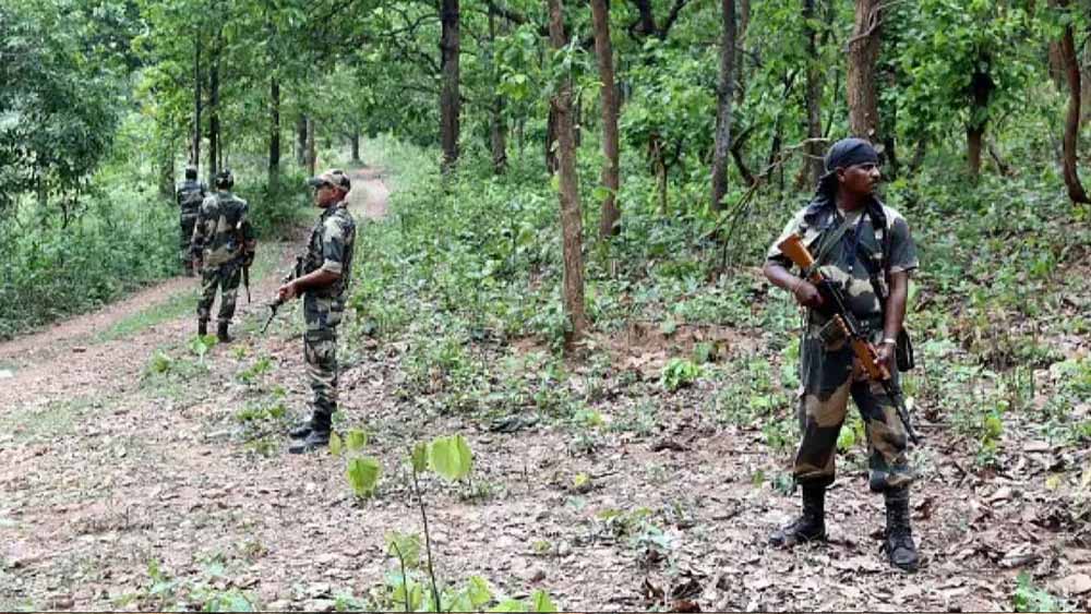 CG सरकार का बड़ा सहारा, माओवादी हिंसा में अपनों को खोने वाले 15 परिवारों को मिले ₹2.25 करोड़ CG सरकार का बड़ा सहारा, माओवादी हिंसा में अपनों को खोने वाले 15 परिवारों को मिले ₹2.25 करोड़