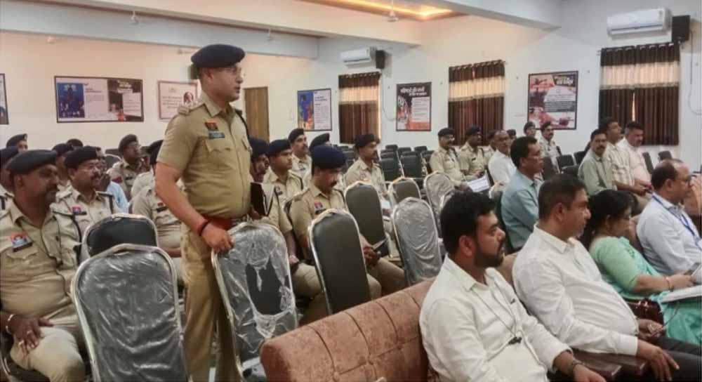 बिलासपुर SSP ने 83 पुलिस अधिकारी-कर्मचारियों को किया सम्मानित, उत्कृष्ट कार्य पर मिला पुरस्कार बिलासपुर SSP ने 83 पुलिस अधिकारी-कर्मचारियों को किया सम्मानित, उत्कृष्ट कार्य पर मिला पुरस्कार