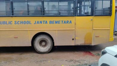 CG में स्कूल बस अनियंत्रित होकर पलटी, 18 बच्चे घायल; मची चीख-पुकार