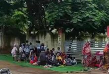 शिक्षकों की नियुक्ति की मांग को लेकर उतरे छात्र-पालक, युक्तियुक्तकरण पर भी उठाए सवाल