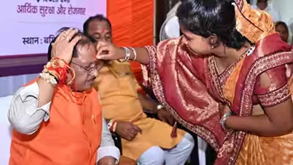 शहीद जवान की पत्नी ने CM साय को बांधी राखी, बोले- सगी बहन से बढ़कर बहन मिली