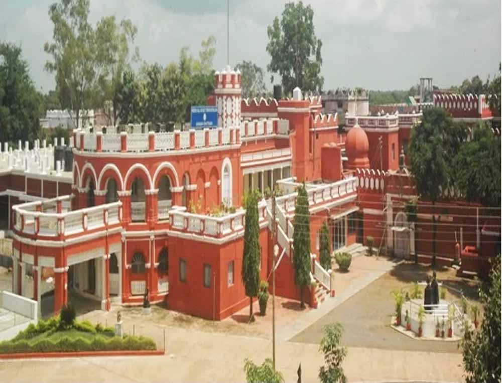 CG के खैरागढ़ में 230 साल पुरानी लिथोग्राफी कला आज भी जीवित, जर्मनी के पत्थरों पर सीख रहे छात्र CG के खैरागढ़ में 230 साल पुरानी लिथोग्राफी कला आज भी जीवित, जर्मनी के पत्थरों पर सीख रहे छात्र