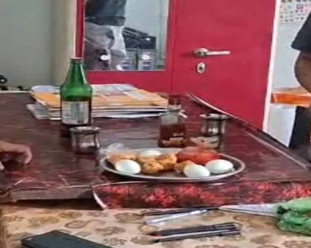 CG के स्कूल में शराब पार्टी करने वाले दोनों शिक्षक निलंबित, शिक्षा विभाग की बड़ी कार्रवाई CG के स्कूल में शराब पार्टी करने वाले दोनों शिक्षक निलंबित, शिक्षा विभाग की बड़ी कार्रवाई