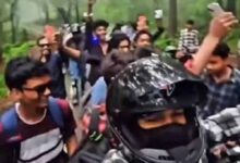 CG में स्टंटबाज बाइकर्स गैंग पर पुलिस का एक्शन, कान पकड़कर माफी मांगने पर मजबूर हुए युवक