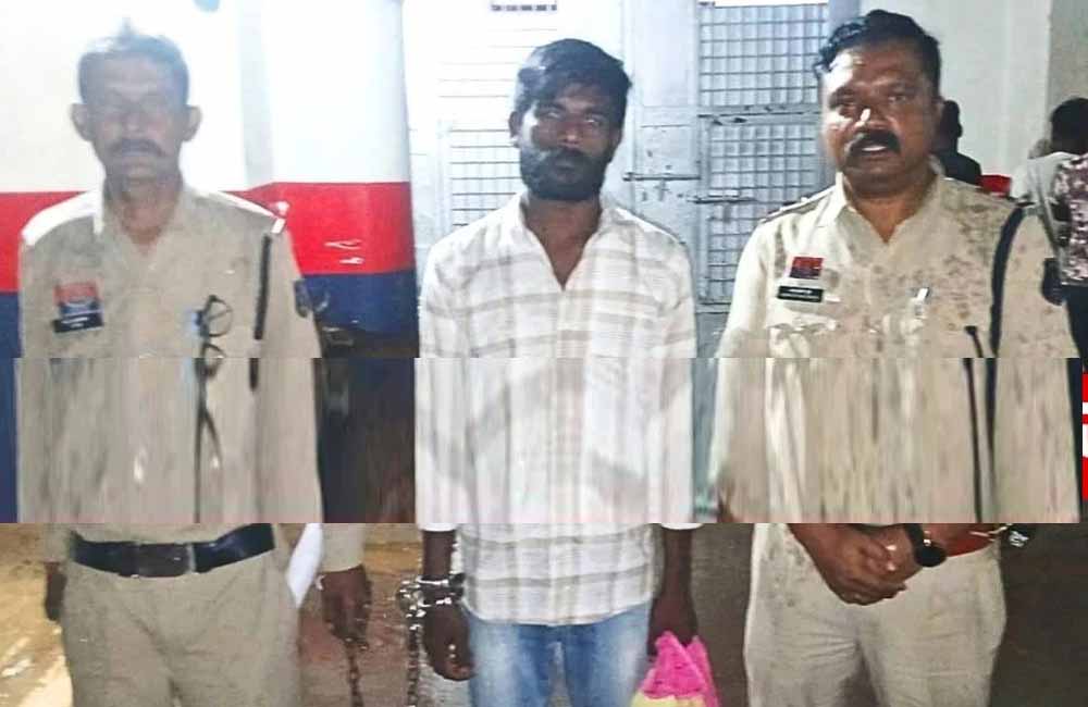 CG में 17 आपराधिक मामलों के आरोपी ‘मराठा’ पर NSA की कार्रवाई, 3 महीने के लिए जेल भेजा CG में 17 आपराधिक मामलों के आरोपी ‘मराठा’ पर NSA की कार्रवाई, 3 महीने के लिए जेल भेजा