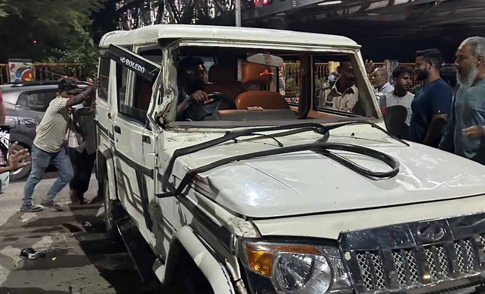 CG में बस और बोलेरो की जोरदार टक्कर, कई यात्री घायल CG में बस और बोलेरो की जोरदार टक्कर, कई यात्री घायल