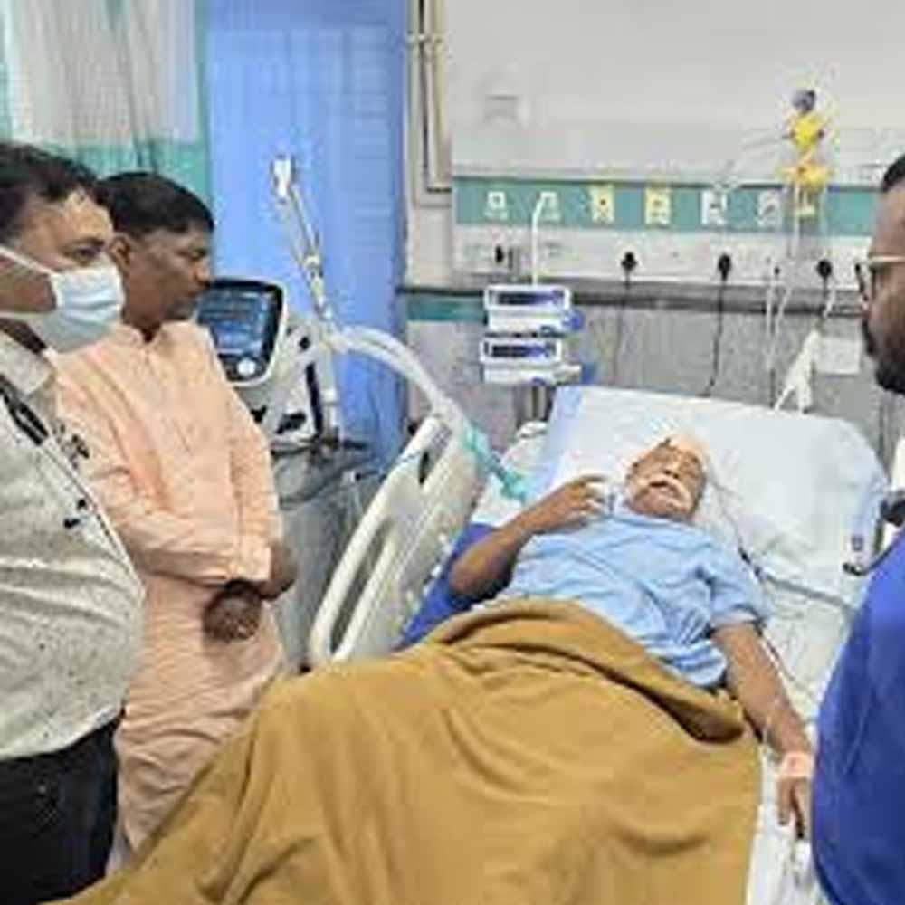 सड़क हादसे में घायल जवानों से मिलने जगदलपुर अस्पताल पहुंचे वन मंत्री