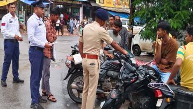 CG में ट्रैफिक नियम तोड़ने वालों पर कार्रवाई, 1035 वाहन चालकों से वसूला 5 लाख रुपये जुर्माना CG में ट्रैफिक नियम तोड़ने वालों पर कार्रवाई, 1035 वाहन चालकों से वसूला 5 लाख रुपये जुर्माना