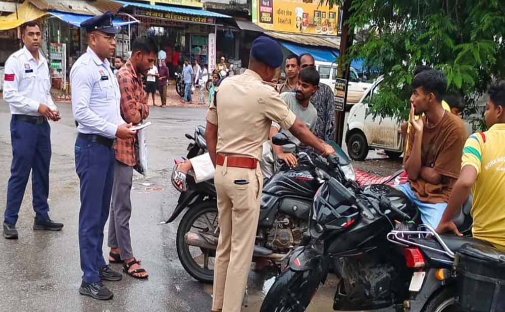 CG में ट्रैफिक नियम तोड़ने वालों पर कार्रवाई, 1035 वाहन चालकों से वसूला 5 लाख रुपये जुर्माना