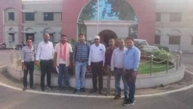 सर्व शिक्षक संघ ने शिक्षकों की मांगों को लेकर DEO को सौंपा ज्ञापन, जनगणना ड्यूटी के अवकाश और पदोन्नति की मांग