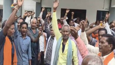 CG में आवारा मवेशियों से परेशान ग्रामीण कलेक्ट्रेट पहुंचे, नगर पालिका और SDM कार्यालय में सौंपा ज्ञापन CG में आवारा मवेशियों से परेशान ग्रामीण कलेक्ट्रेट पहुंचे, नगर पालिका और SDM कार्यालय में सौंपा ज्ञापन