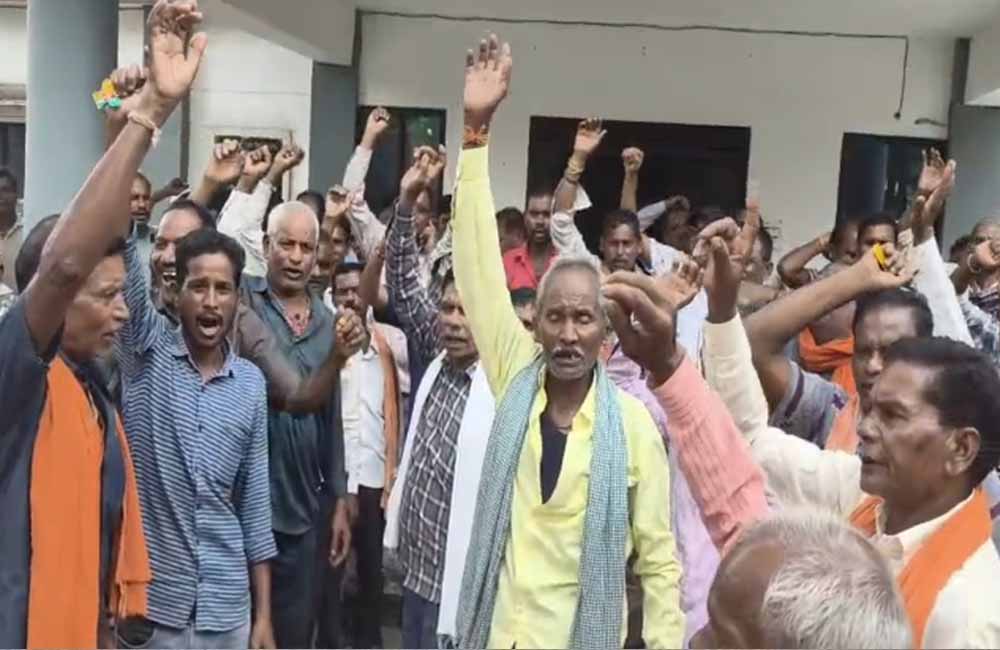 CG में आवारा मवेशियों से परेशान ग्रामीण कलेक्ट्रेट पहुंचे, नगर पालिका और SDM कार्यालय में सौंपा ज्ञापन