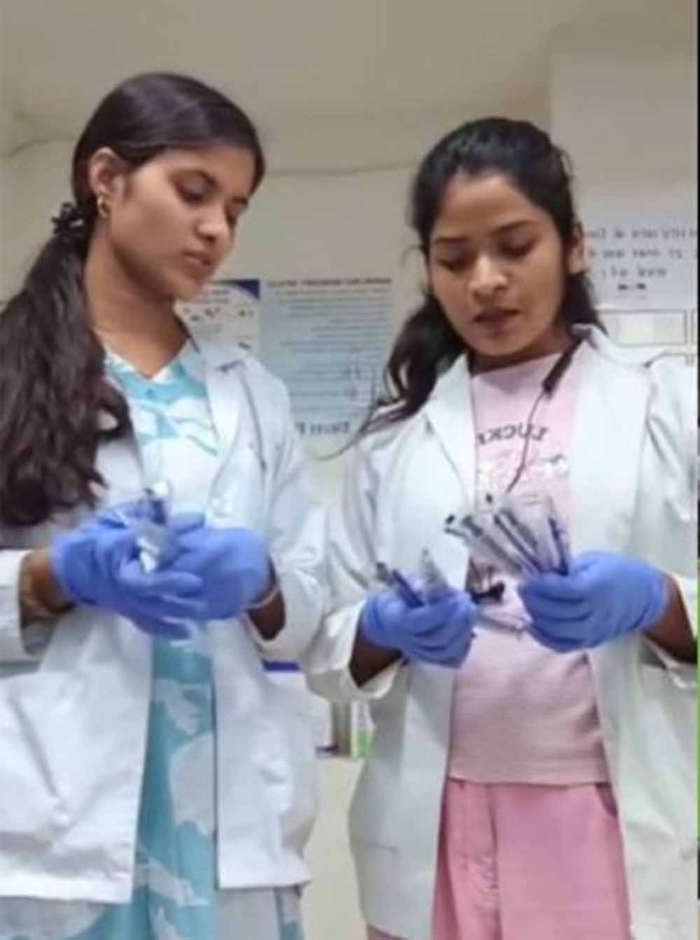 CG के जिला अस्पताल में ब्लड सैंपल के साथ ‘रीलबाजी’, प्रबंधन ने दिए जांच के आदेश CG के जिला अस्पताल में ब्लड सैंपल के साथ ‘रीलबाजी’, प्रबंधन ने दिए जांच के आदेश