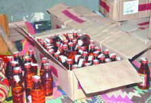 बिना नंबर वाली स्कूटी पर 220 पाव अवैध शराब, पुलिस ने 2 तस्करों को पकड़ा