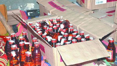 बिना नंबर वाली स्कूटी पर 220 पाव अवैध शराब, पुलिस ने 2 तस्करों को पकड़ा