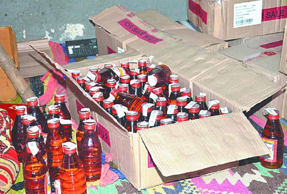बिना नंबर वाली स्कूटी पर 220 पाव अवैध शराब, पुलिस ने 2 तस्करों को पकड़ा