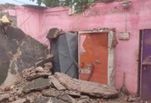 CG में जर्जर पंचायत भवन की छत गिरी, मलबे में दबे सरकारी दस्तावेज; सरपंच-सचिव बाल-बाल बचे