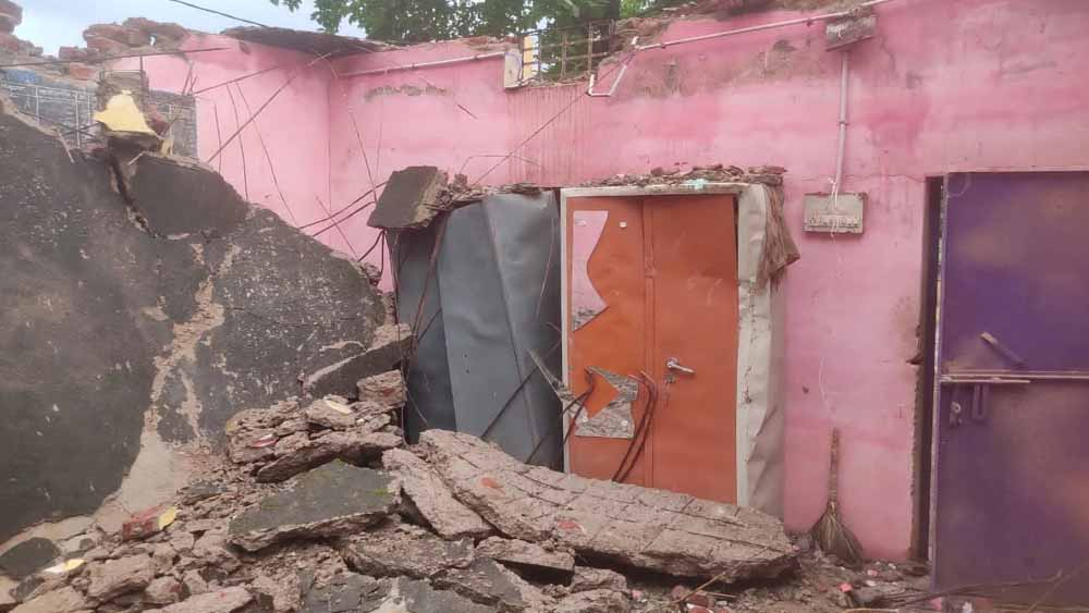 CG में जर्जर पंचायत भवन की छत गिरी, मलबे में दबे सरकारी दस्तावेज; सरपंच-सचिव बाल-बाल बचे