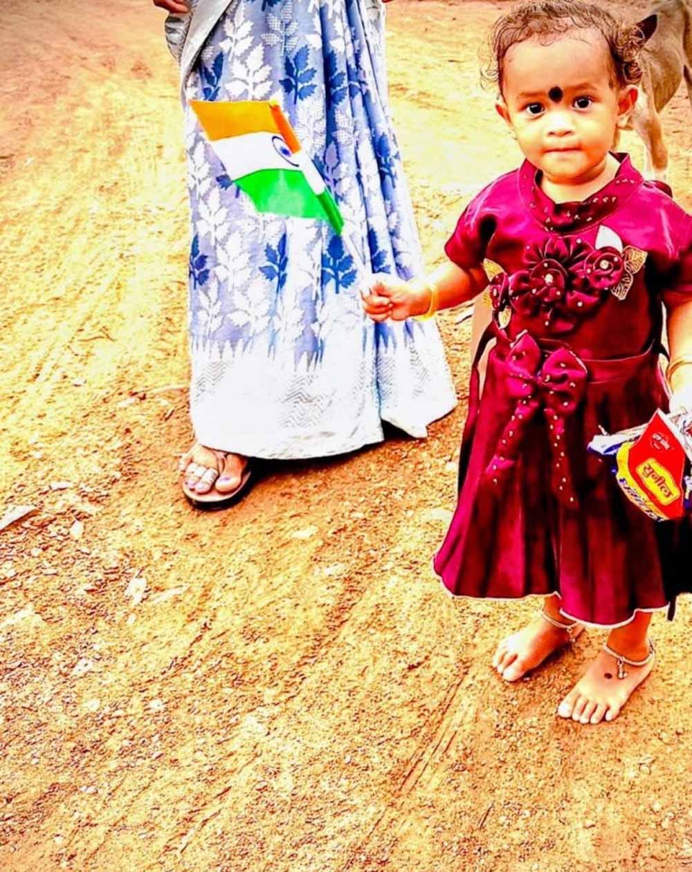 बस्तर में ‘निवा दुवाड़ ते’ अभियान, ग्रामीणों के द्वार पहुंचकर समस्याएं सुलझा रही पुलिस बस्तर में ‘निवा दुवाड़ ते’ अभियान, ग्रामीणों के द्वार पहुंचकर समस्याएं सुलझा रही पुलिस